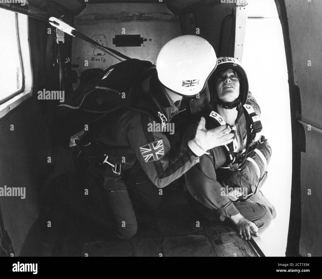 Weibliche Parachutinst kurz vor dem Ausstieg aus dem Flugzeug Stockfoto