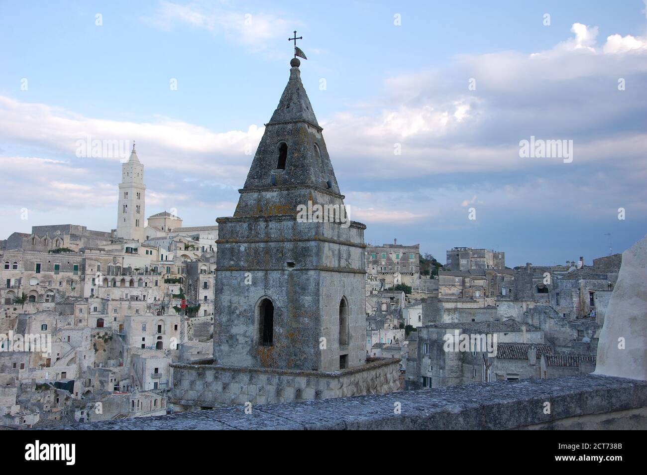 Städtischer landschaftlicher Blick auf UNESCO-Website Sassi von Matera in Das Abendlicht Stockfoto