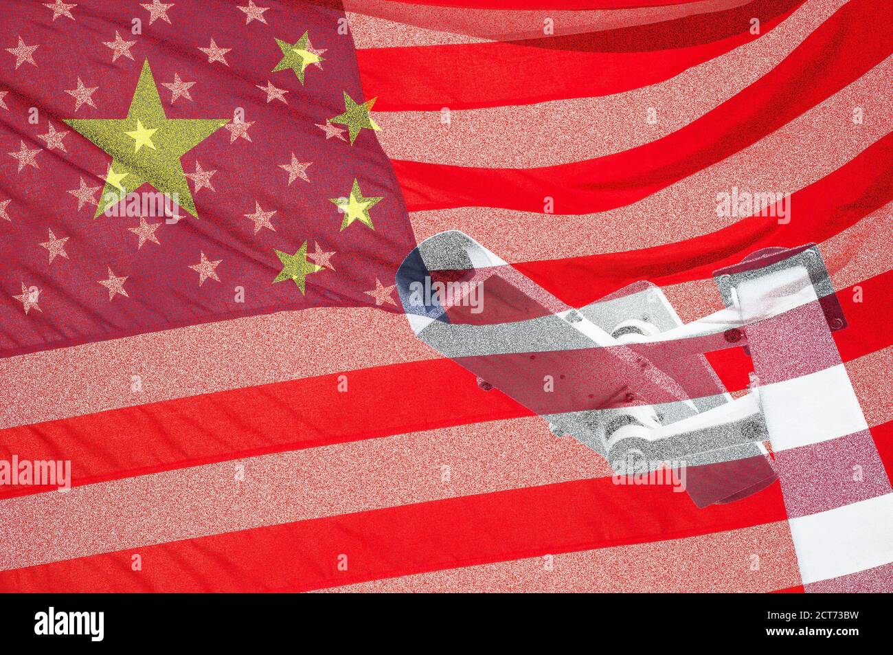CCTV-Kamera auf Flagge von China und USA überlagert: Staatliche Überwachung, Spionage, Handelskrieg..., Konzept Stockfoto