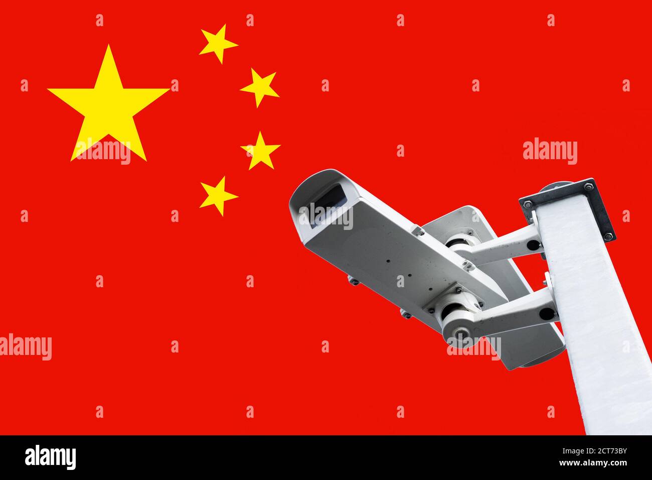 CCTV-Kamera auf Flagge Chinas überlagert: Staatliche Überwachung, Spionage..., Konzept Stockfoto