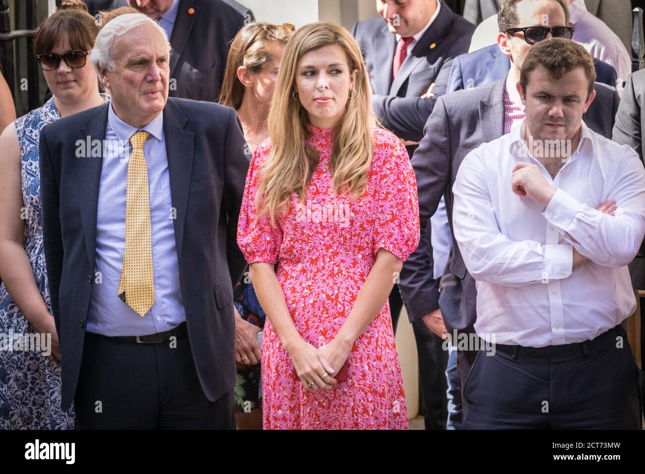 Carrie Symonds, die Freundin des neuen britischen Premierministers, mit Sir Edward Lister bei der ersten Rede des Premierministers, Downing Street, London, Großbritannien Stockfoto