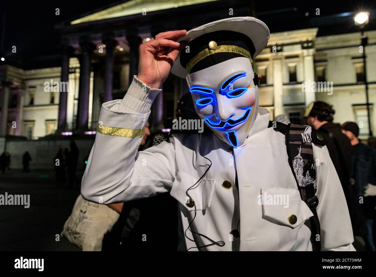 Aktivist in illuminated 'V or Vendetta' Guy Fawkes Maske bei Million Masks March von der hacktivistischen Gruppe Anonymous, Guy Fawkes Day, London, UK Stockfoto