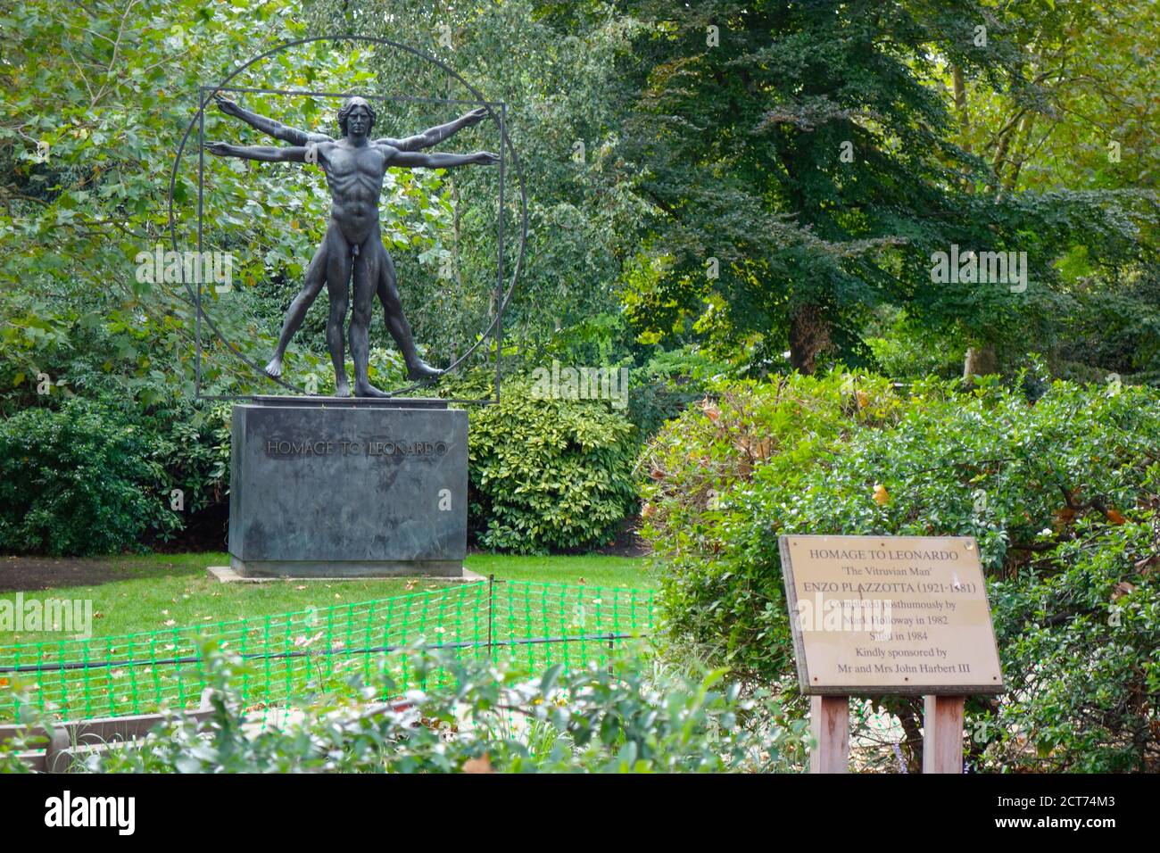 Hommage an Leonardo - eine Außenstatue des italienischen Bildhauers Enzo Plazzotta am Belgrave Square im Zentrum von London, Großbritannien. Stockfoto