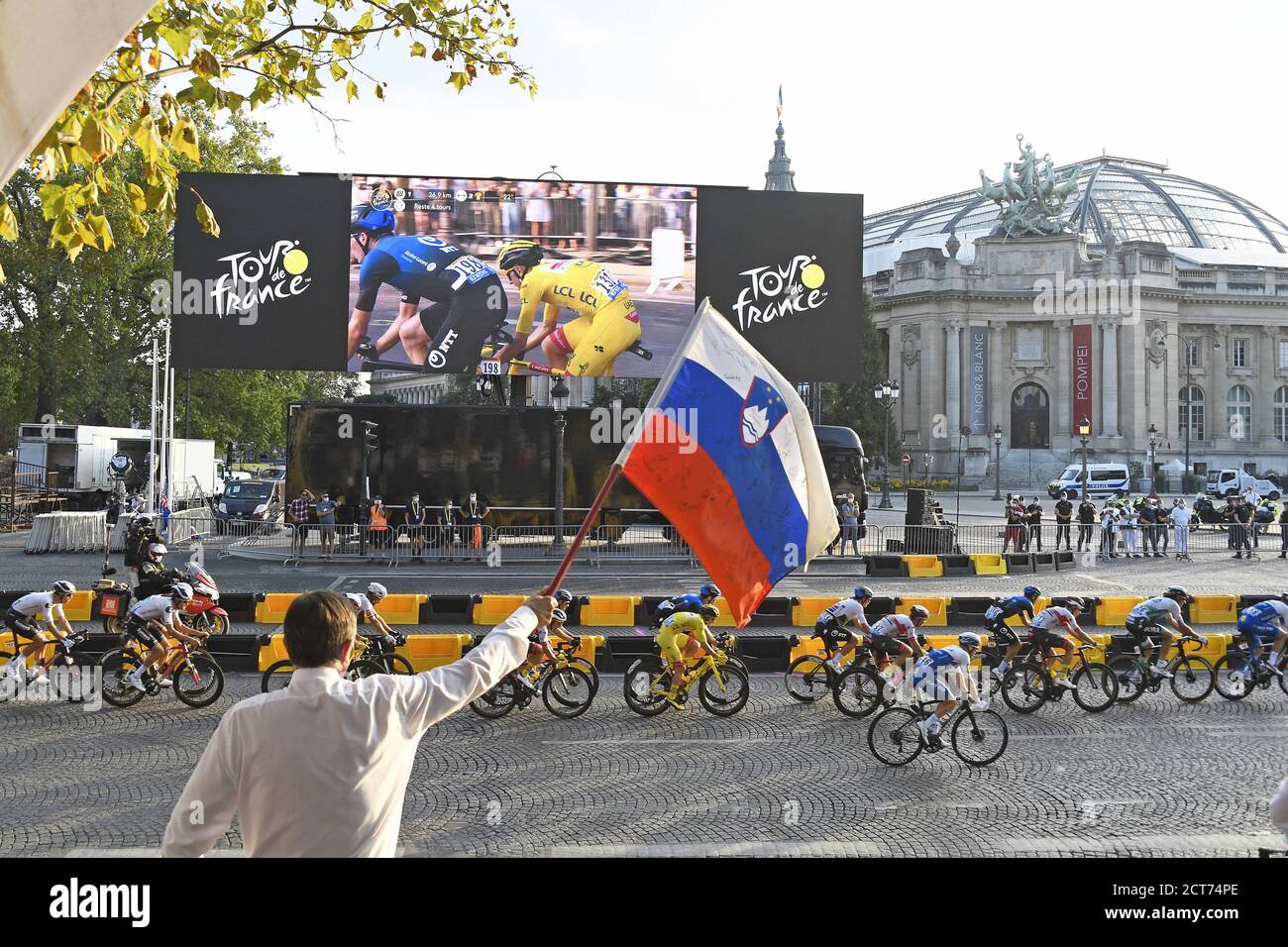 Sloweniens Präsident Borut Pahor (Rückseite) mit Flagge während der Tour de France 2020, Radrennen Etappe 21, Mantes la jolie - Paris Champs-Elys.es (122 Stockfoto