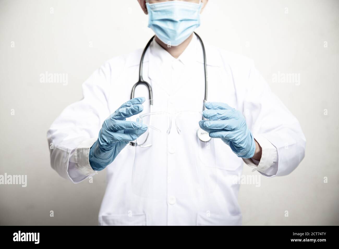 Doktor Mann auf Unschärfe Krankenhaus Labor Panorama blauen Hintergrund. COVID-19 Virus Epidemie Ausbruch zu Coronavirus Pandemie Krankheit globale Rezession wi Stockfoto
