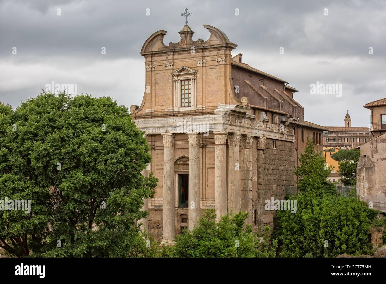 Der Tempel von Antoninus und Faustina ist einer der am besten erhaltenen des römischen Forums, Rom, Italien Stockfoto