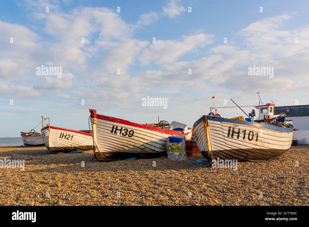 Aldeburgh, Suffolk. VEREINIGTES KÖNIGREICH. 2020. Verlassene Fischerboote auf Aldeburgh Beach in einem schönen Abendlicht. Stockfoto