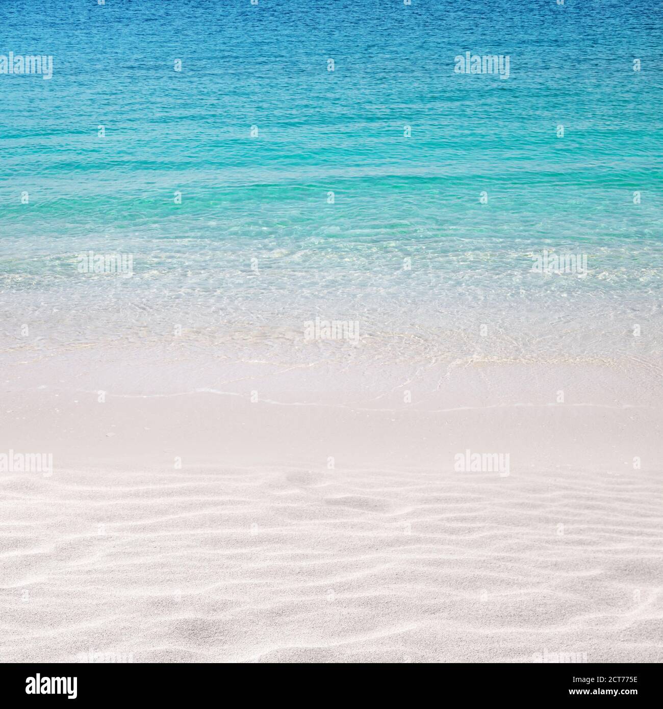 Weißer Sandstrand Hintergrund. Kristallklares türkisfarbenes Meer. Sommerparadies. Windwellen. Stockfoto