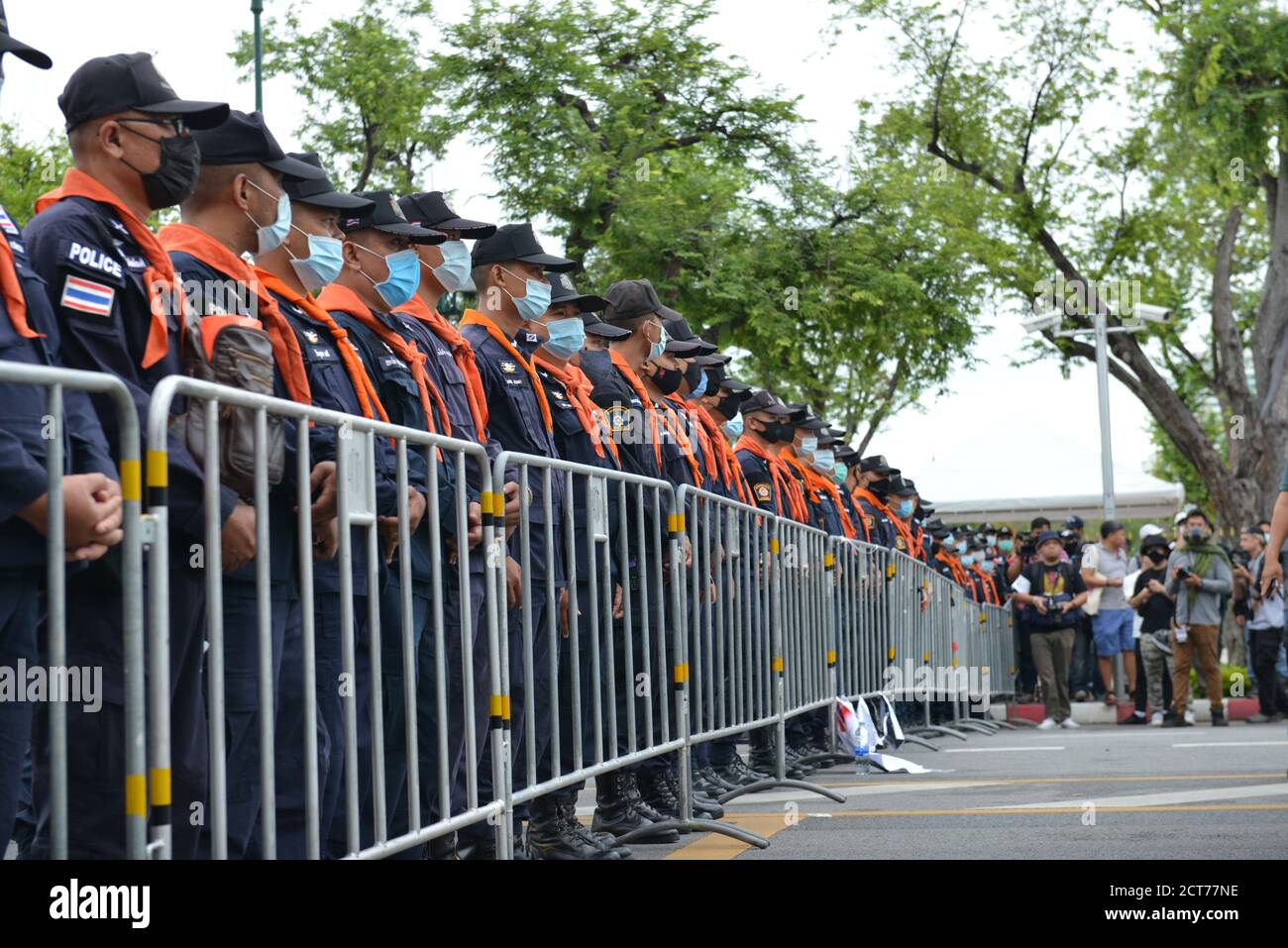 Bangkok, Thailand. September 2020. (9/20/2020) Thailändische Polizei hat eine Barriere gegen die Einheitsfront von Thammasat und eine Demonstration an der Ratchadamnoen Straße in Bangkok aufgestellt, um zu verhindern, dass Demonstranten in Sperrgebiete einmarschieren. (Foto von Teera Noisakran/Pacific Press/Sipa USA) Quelle: SIPA USA/Alamy Live News Stockfoto