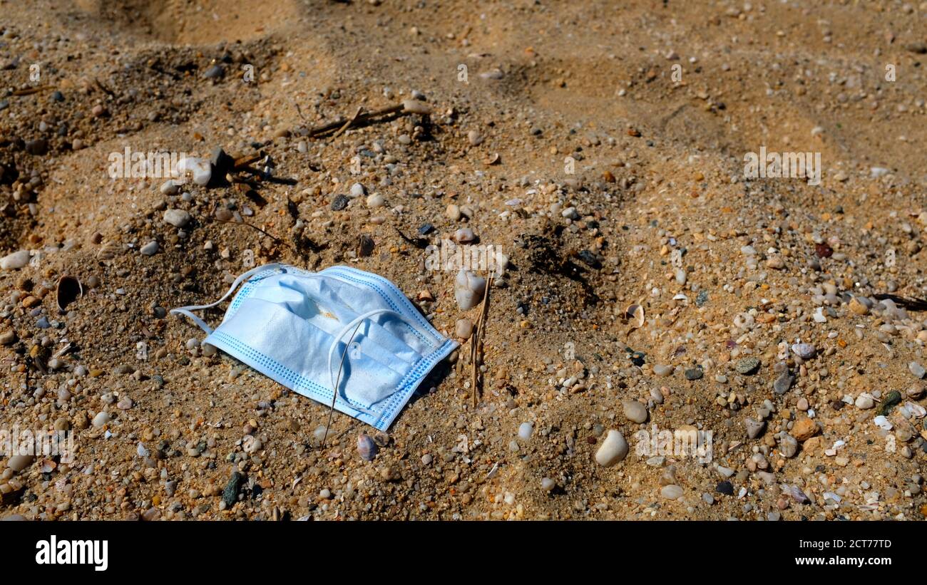 Einweg-blaue Maske am Strand Stockfoto