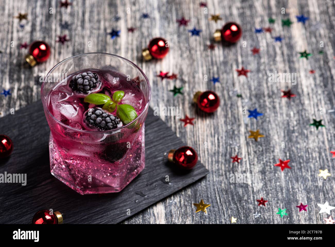 Sekt alkoholischer Cocktail mit Brombeere und Basilikum Stockfoto