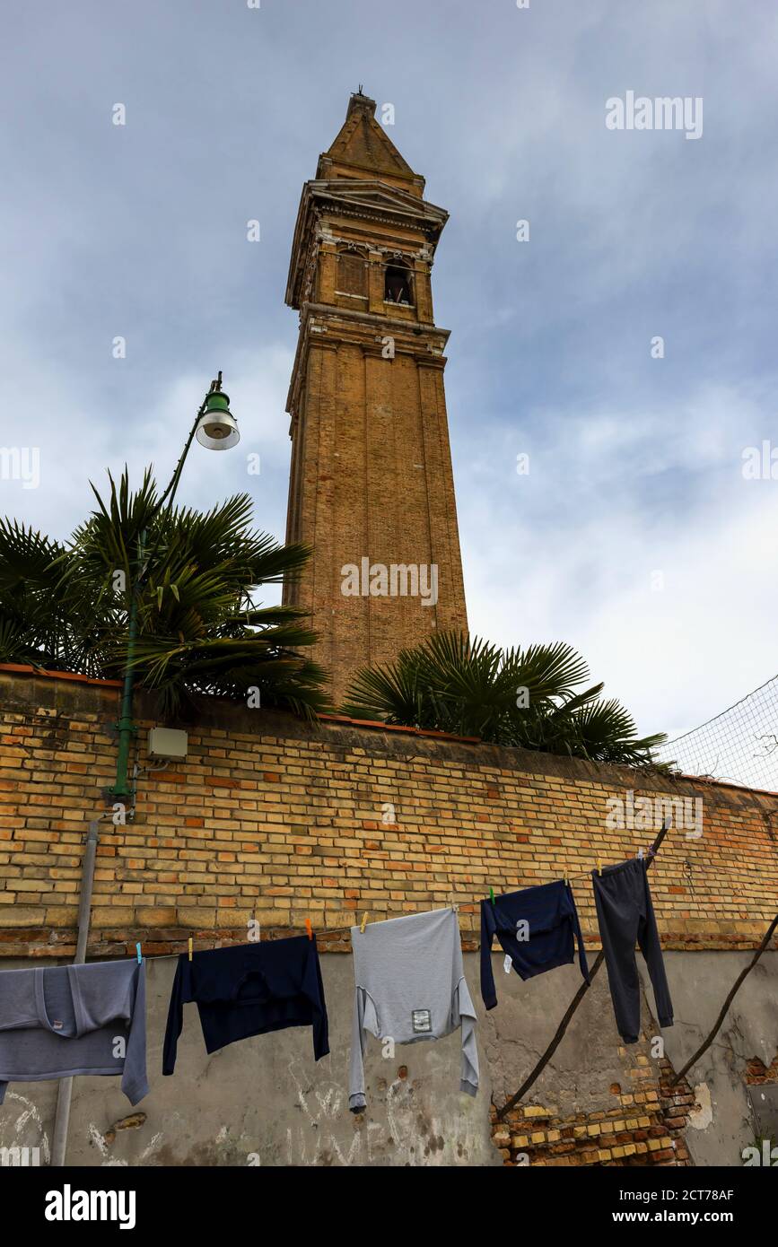 Schiefer Glockenturm von Burano Stockfoto