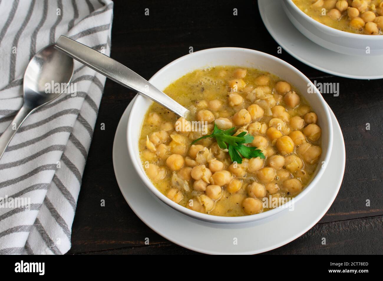 Griechische Chickpea-Suppe mit Zitrone & Oregano (Revithosoupa): Schüsseln mit griechischer Suppe aus Garbanzo-Bohnen, Zitrone und Oregano Stockfoto