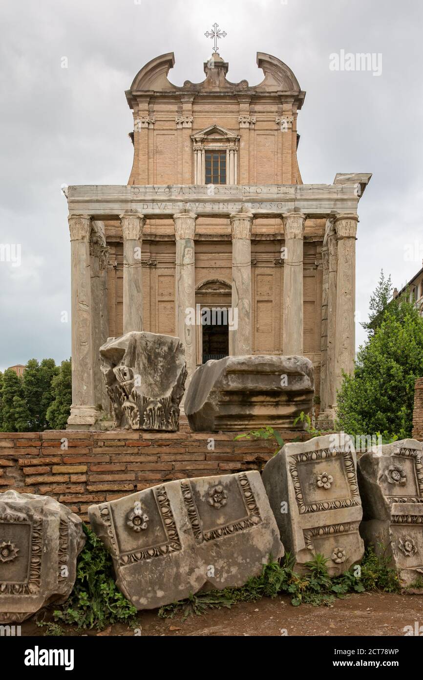 Der Tempel von Antoninus und Faustina ist einer der am besten erhaltenen des römischen Forums, Rom, Italien Stockfoto