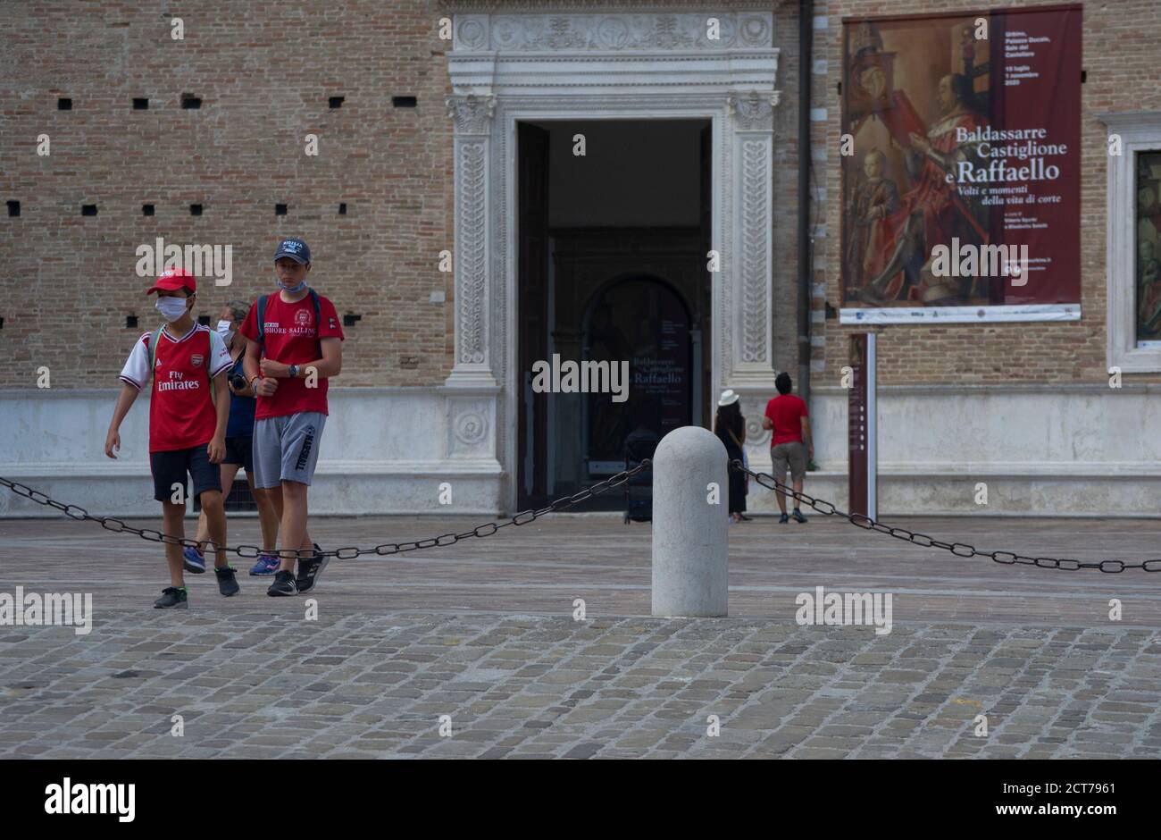 Zwei Jungen in roten T-Shirts flanieren vor Der Palazzo Ducale Stockfoto