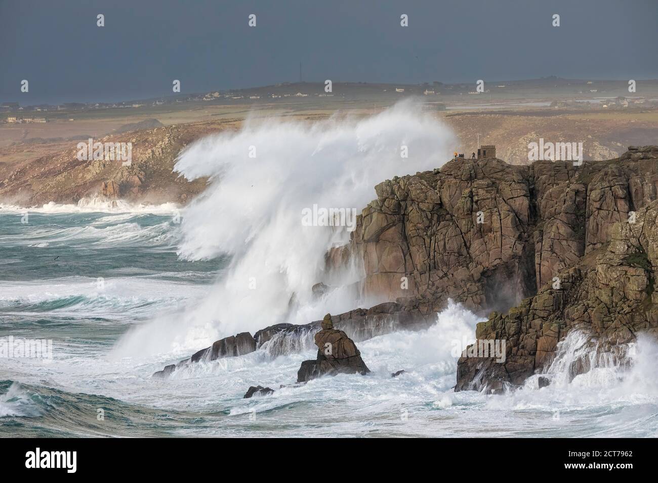 Wellen krachen über Pedn-men-du während des Sturms Ciara, Sennen, Cornwall, England, Großbritannien Stockfoto