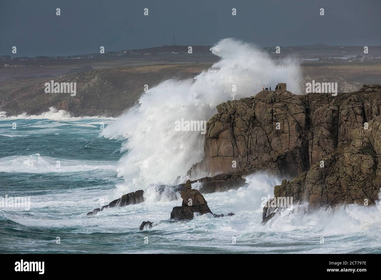 Wellen krachen über Pedn-men-du während des Sturms Ciara, Sennen, Cornwall, England, Großbritannien Stockfoto