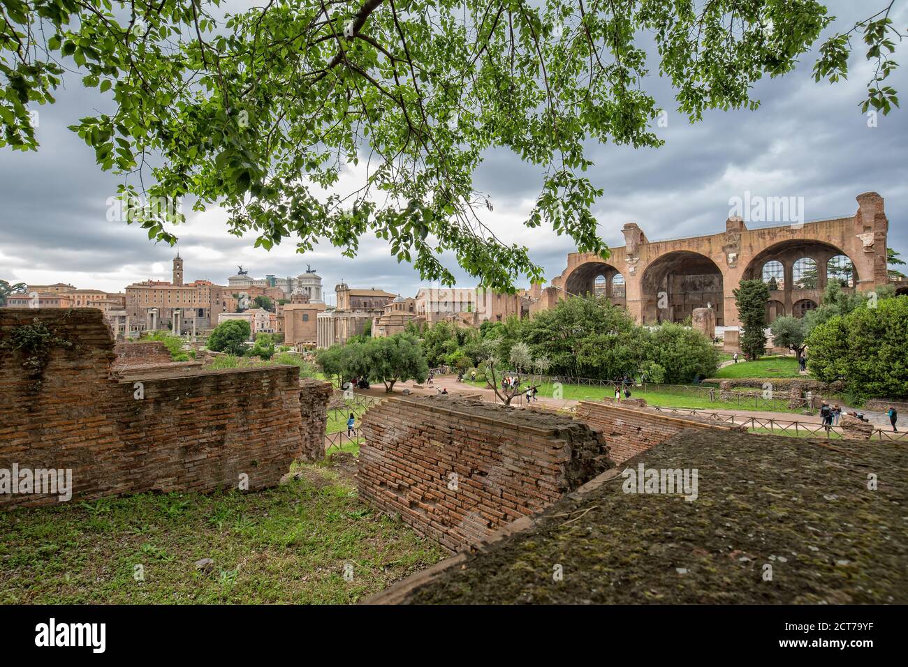 Blick auf die antiken römischen Ruinen im Forum Romanum. Touristen besuchen die antiken Ruinen des Forum Romanum im historischen Zentrum von Rom, Italien Stockfoto
