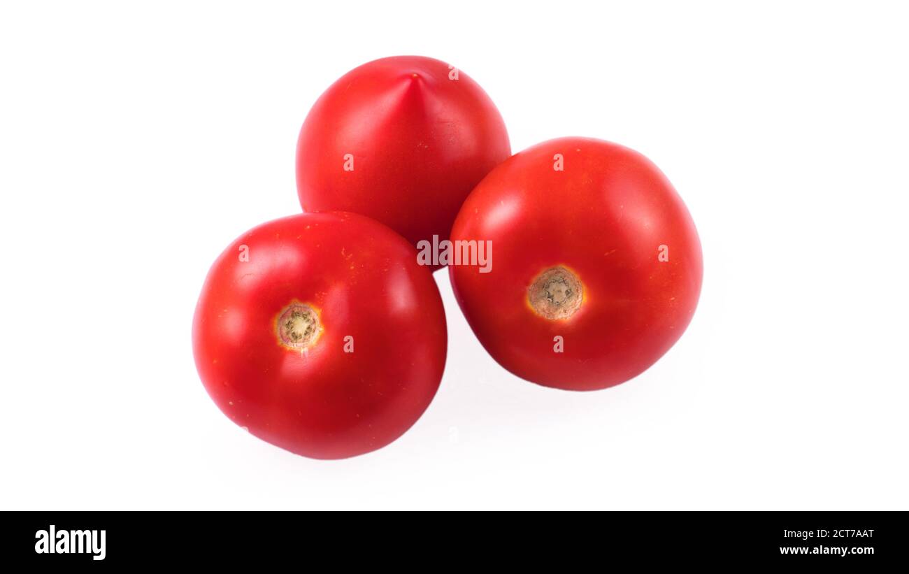 Drei ganze rote Tomaten auf weißem Hintergrund isoliert Stockfoto