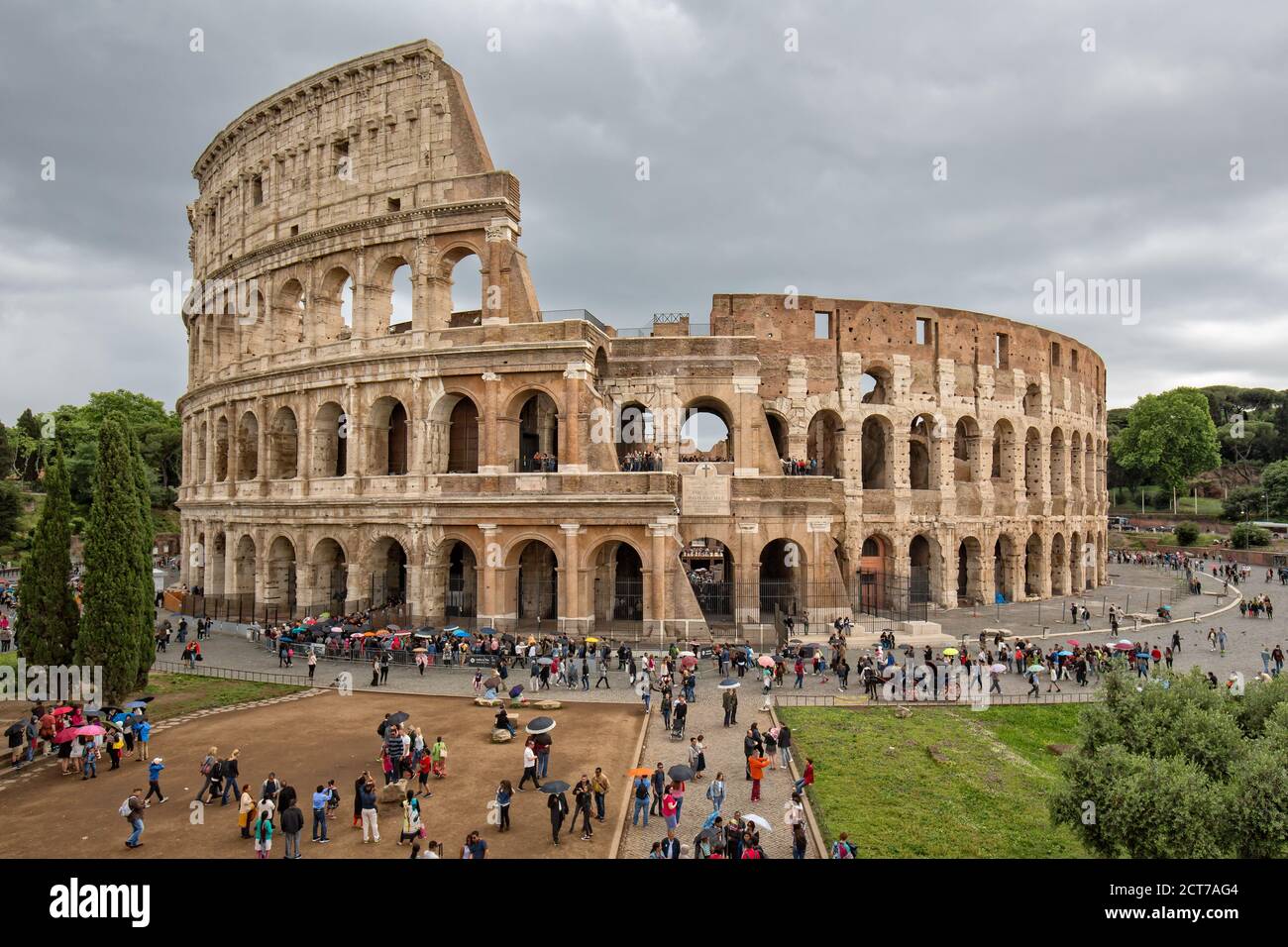 Rom, Italien - 15. Mai 2016: Das Kolosseum ist eine wichtige Touristenattraktion in Rom. Touristen Besuch des Kolosseums in Rom -Schwarz-Weiß-Foto Stockfoto