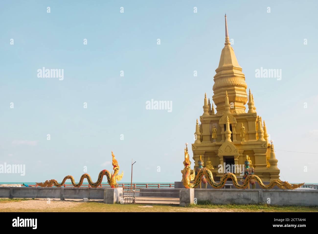 Goldene Pagode und Tempel, Laem Sor Wat auf Koh Samui, Thailand. Stockfoto
