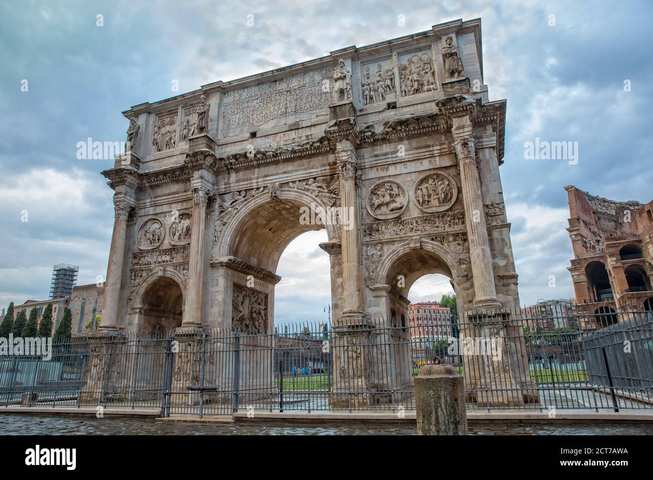 Bogen von Konstantin oder Arco di Costantino oder Triumphbogen (ad 312), einer von drei erhaltenen alten römischen Triumphbögen in Rom, Italien Stockfoto