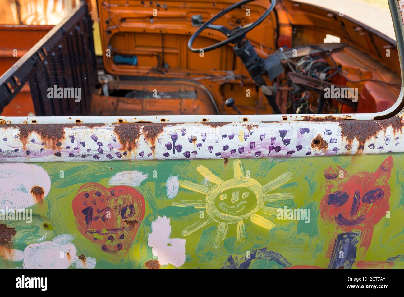 Bunt bemalter Volkwagen Wohnmobil auf dem Schrottplatz in Deutschland Stockfoto