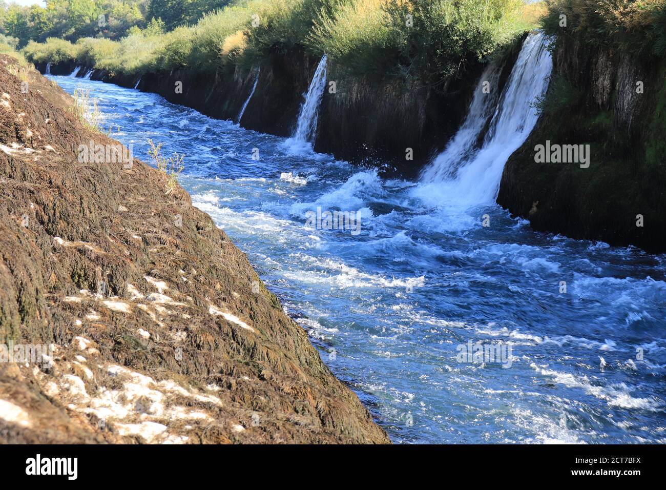 Kleine Wasserfälle, die den Buna Kanal in der Herzegowina in der Nähe bilden Mostar Stockfoto