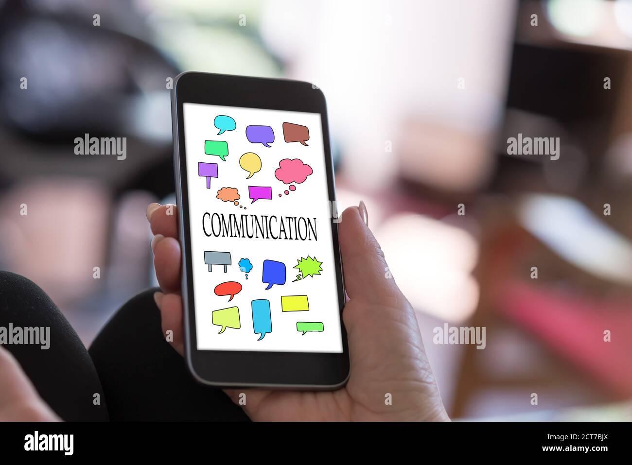 Hand hält ein Smartphone mit Kommunikationskonzept Stockfoto