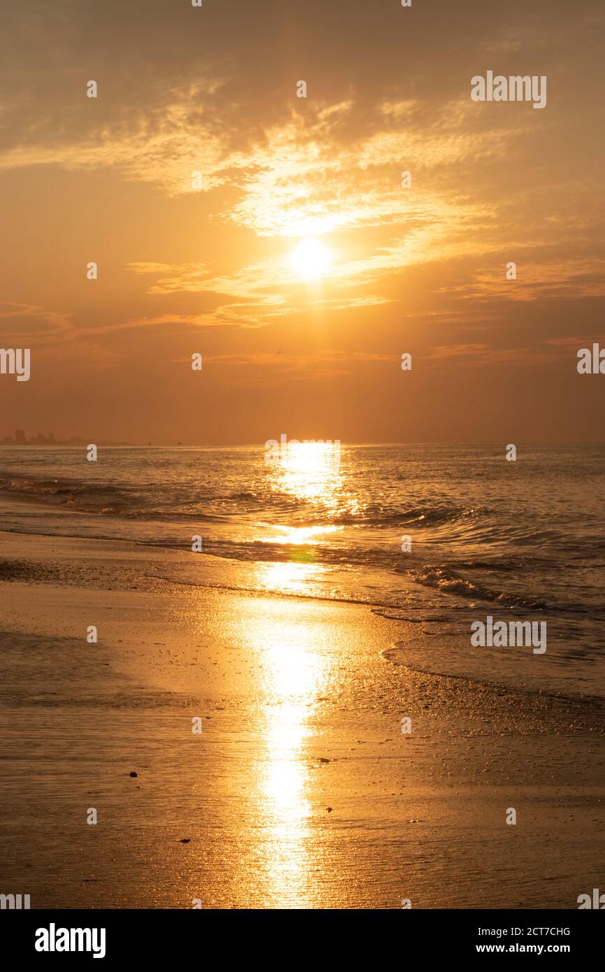 Am frühen Morgen am atlantischen Ozean Strand. Wunderschöne Meereslandschaft mit aufgehender Sonne über dem ruhigen atlantischen Ozean. South Carolina, Myrtle Beach Gegend, USA Stockfoto