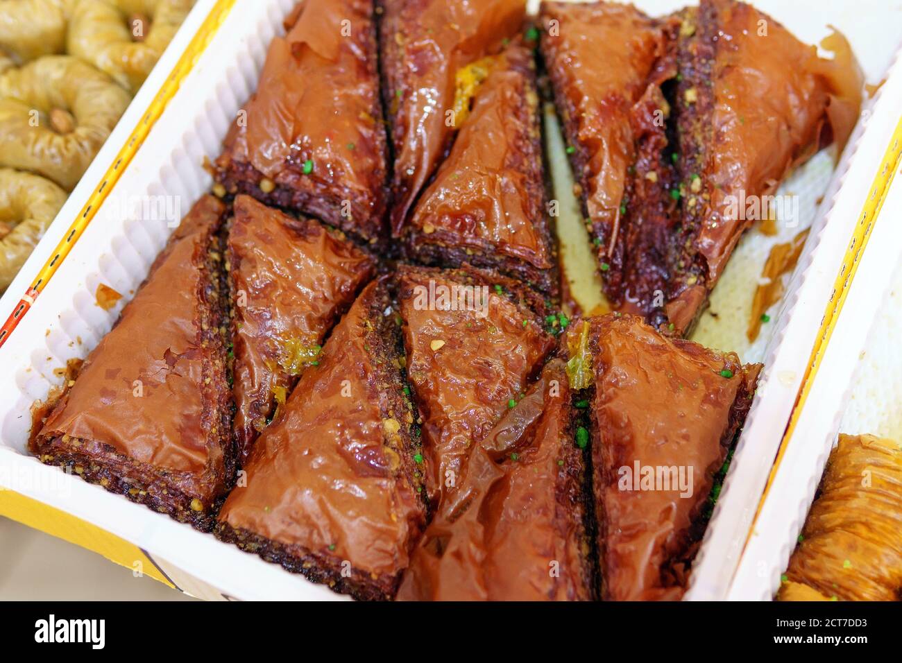 Baklava oder Baklava ist eine orientalische Süße in Form eines in Butter und Sirup getränkten Schichtkuchen mit einer Füllung aus gemahlenen Nüssen, Zucker und Kardamom. Stockfoto