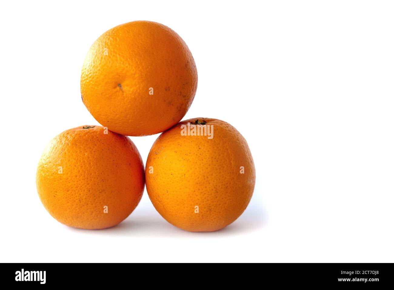 drei Orangen auf weißem Hintergrund Stockfoto