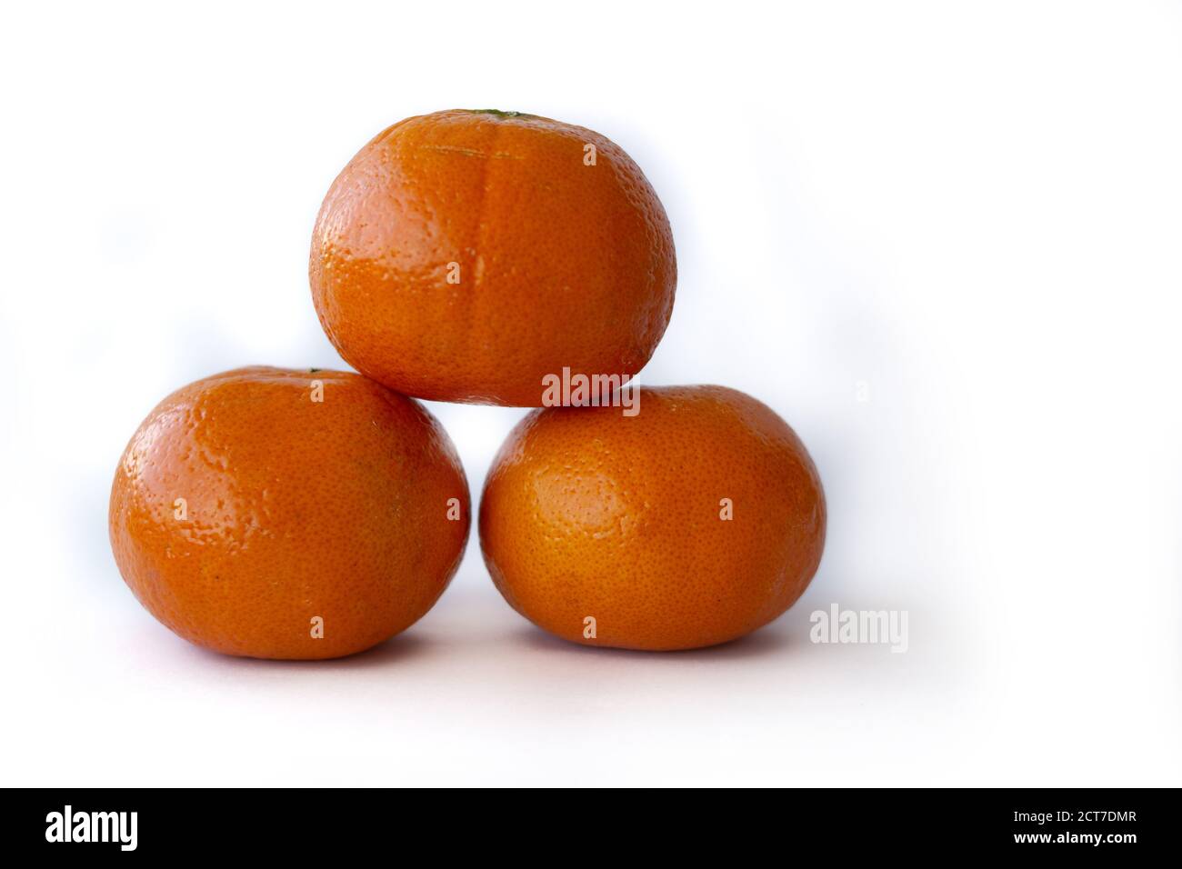 Stapel von drei Mandarinen auf weißem Hintergrund Stockfoto