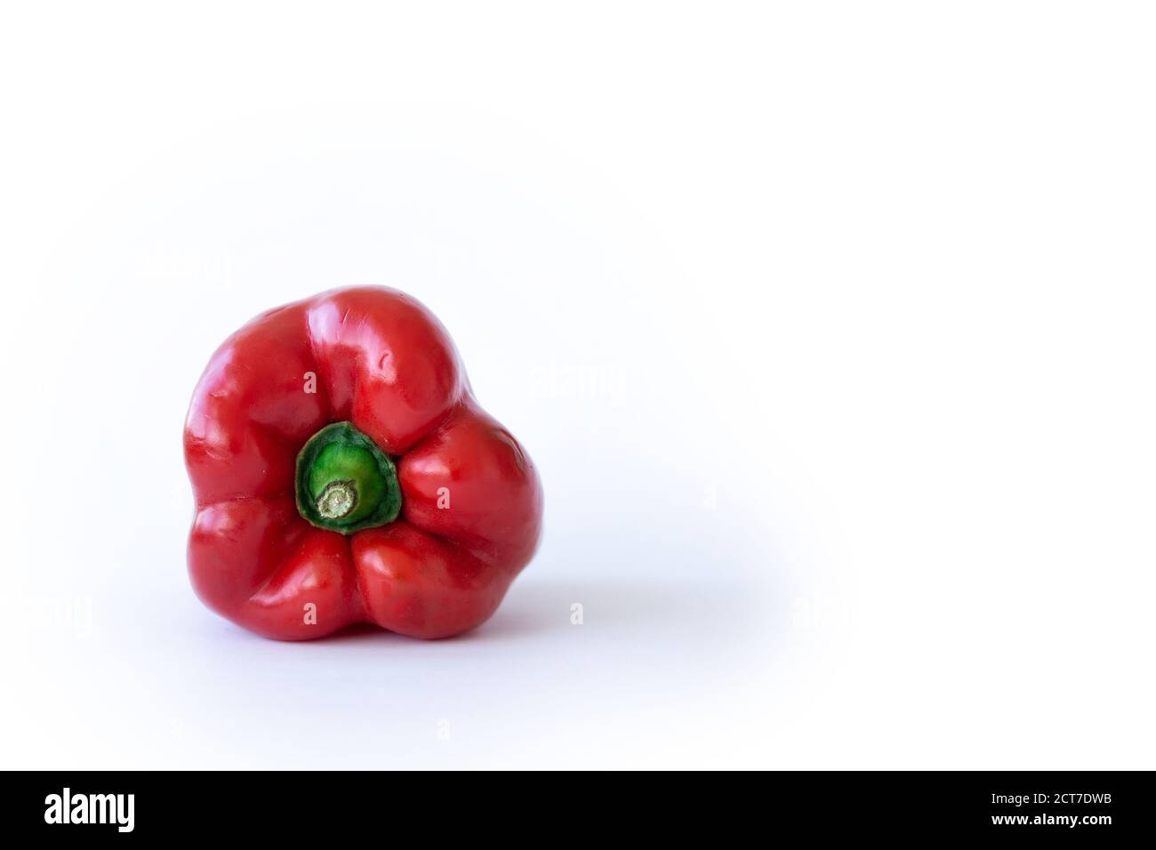 Rote süße Paprika auf weißem Hintergrund Stockfoto
