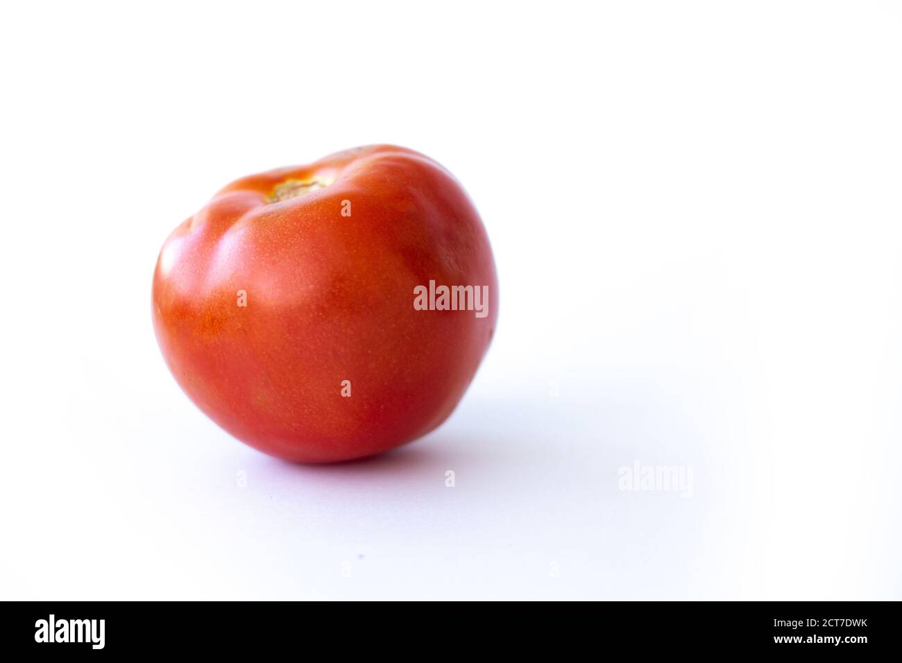 Rote leckere Tomate auf weißem Hintergrund Stockfoto