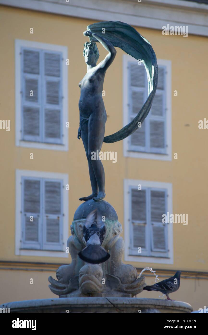 Die Bronzekopie des Originals 'Fontana della fortuna' platziert In 'xx settembre' Quadrat gegen die gelbe Fassade von an Alter Gebäudehintergrund Stockfoto