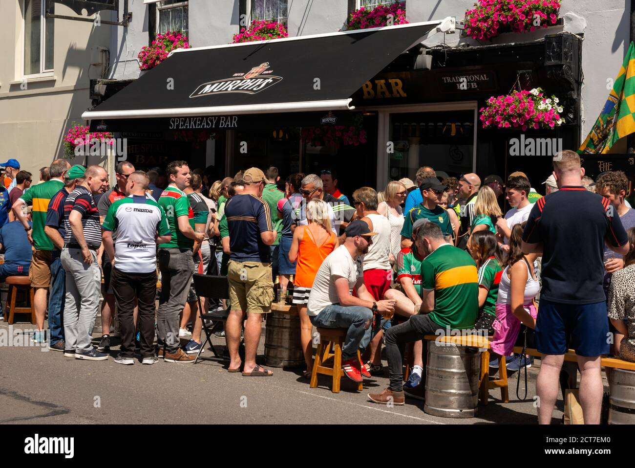 Fußballfans in der Speakeasy Bar in Killarney beim heutigen letzten vier-gewinnt-Spiel von GAA Football All-Ireland zwischen Kerry und Mayo am 2019. Juli Stockfoto