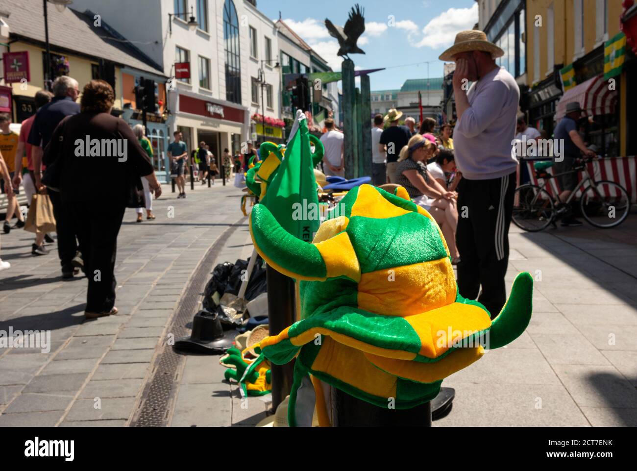 Kerry Fußball-Erinnerungsstücke in Killarney Streets für das heutige Viertelfinale GAA Football All-Ireland Kerry vs. Mayo Match ab 2019 Stockfoto