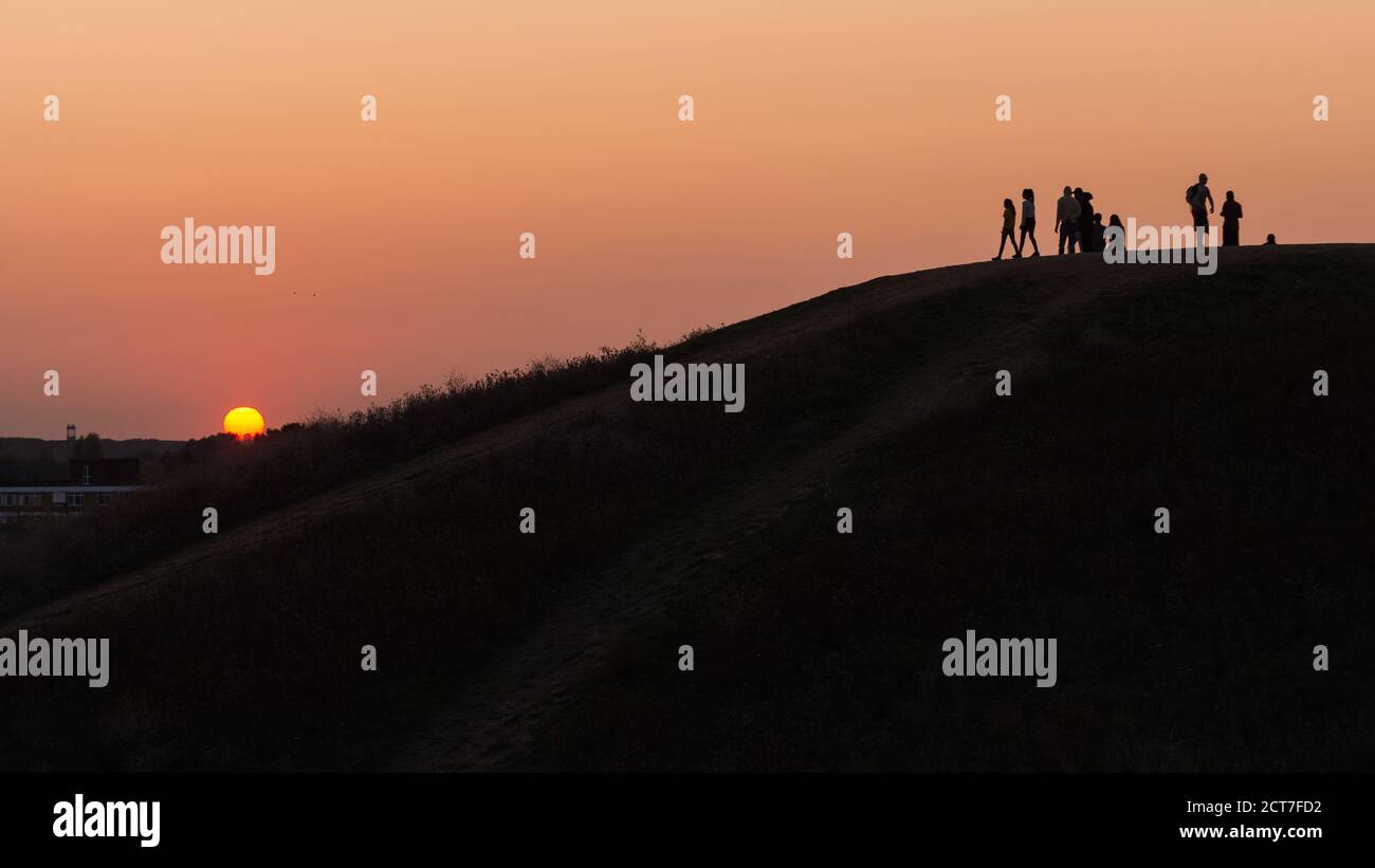 London, Großbritannien. 21. September 2020. UK Wetter: Die Menschen beobachten den Sonnenuntergang auf den Northala Fields in Northolt, im Nordwesten Londons, am letzten Abend vor der morgigen Herbsttagnachtgleiche, die das Ende des Sommers und den Beginn des Herbstes markiert. Kredit: Stephen Chung / Alamy Live Nachrichten Stockfoto