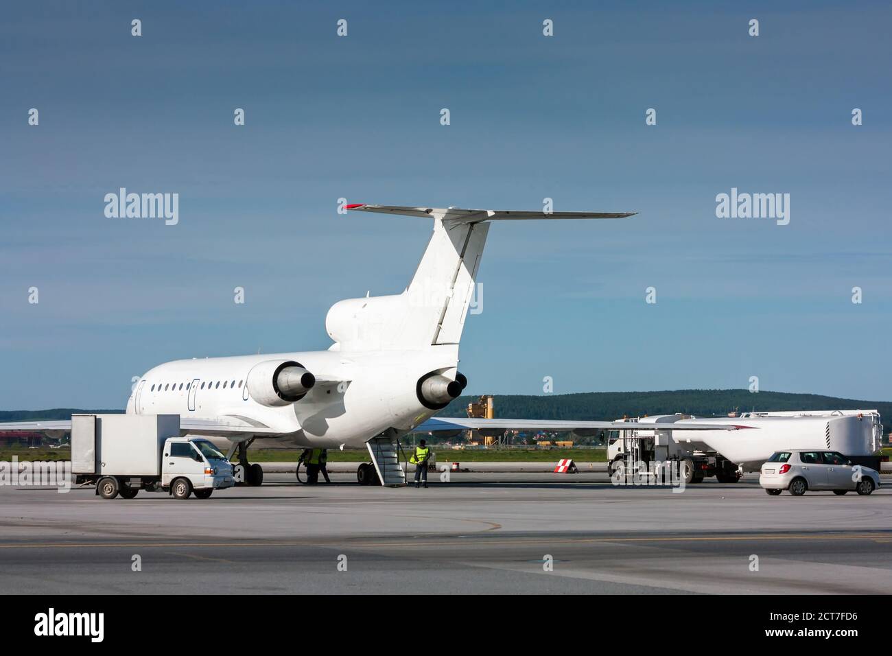 Betankung von Passagierflugzeugen Stockfoto