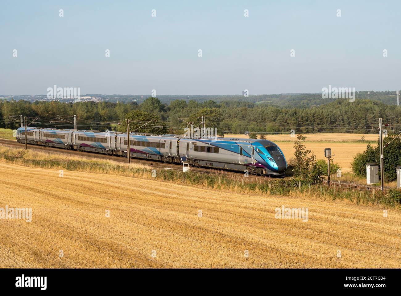 TransPennine Hitachi AT300 Express-Personenzug durch Plawsworth, Co. Durham, England, Großbritannien Stockfoto