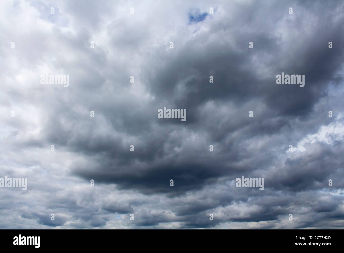 Niedrige, dunkel glühende Sturmwolken drohender Regen (Nimbostratus) Stockfoto
