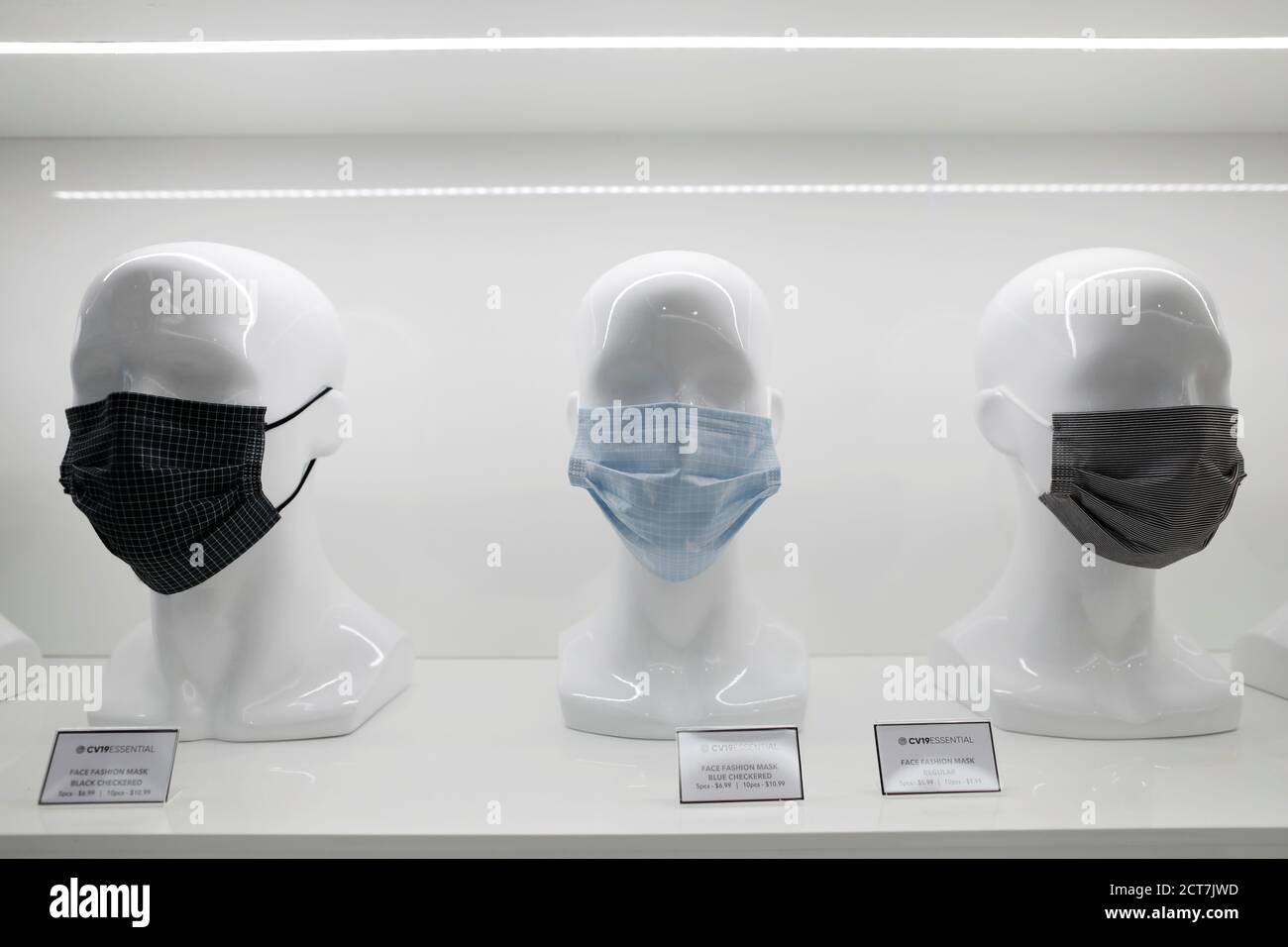 Masken sind in CV19 Essential ausgestellt, einem Geschäft, das sich auf Waren zur Bekämpfung des Ausbruchs der Coronavirus-Krankheit (COVID-19) in Midtown Manhattan, New York City, USA, spezialisiert hat, 21. September 2020. REUTERS/Andrew Kelly Stockfoto