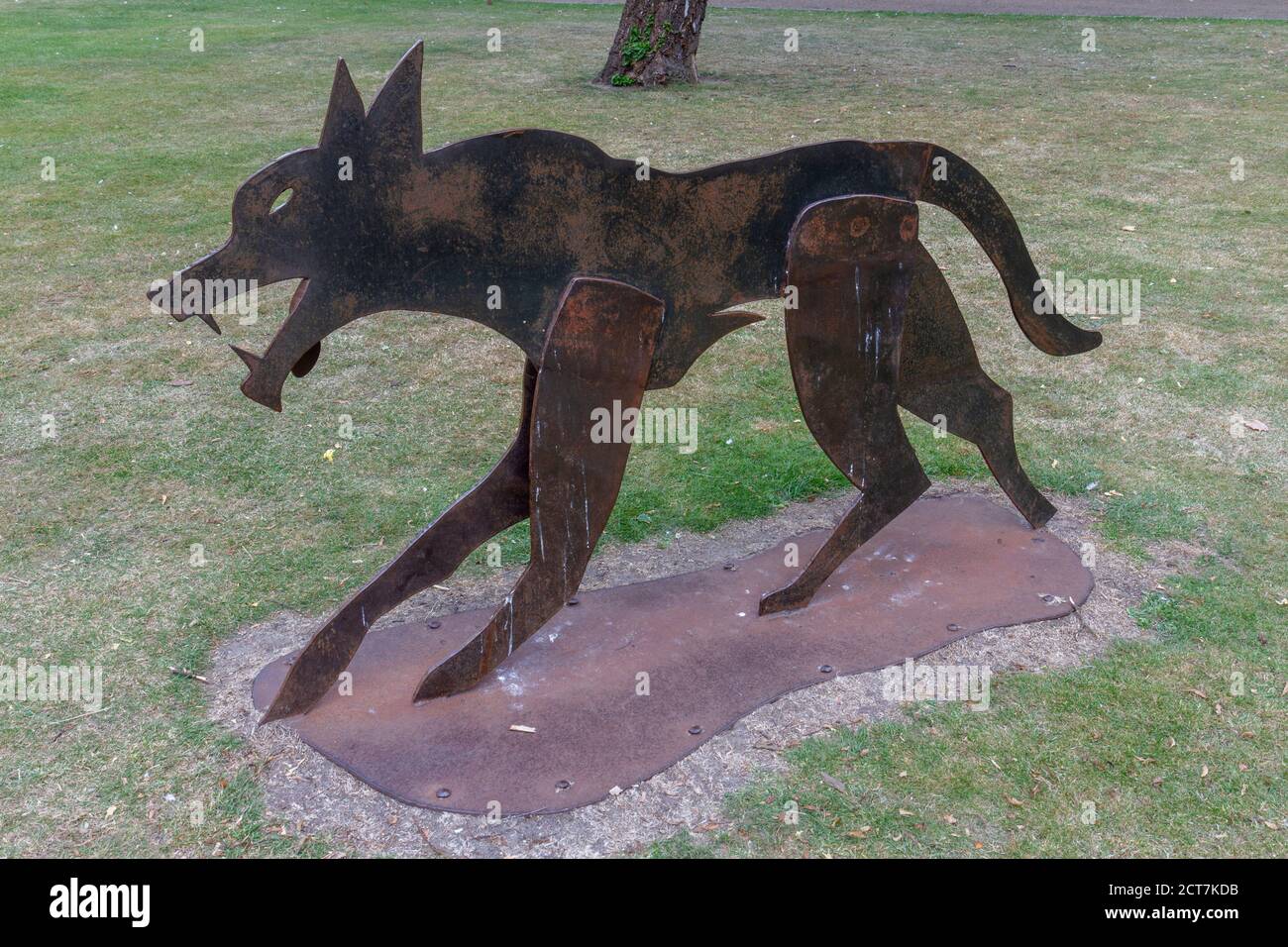 Wolf Skulptur aus geschliffener Metallplatte in Cathedral Grounds, Bury St Edmunds, Suffolk, UK. Stockfoto