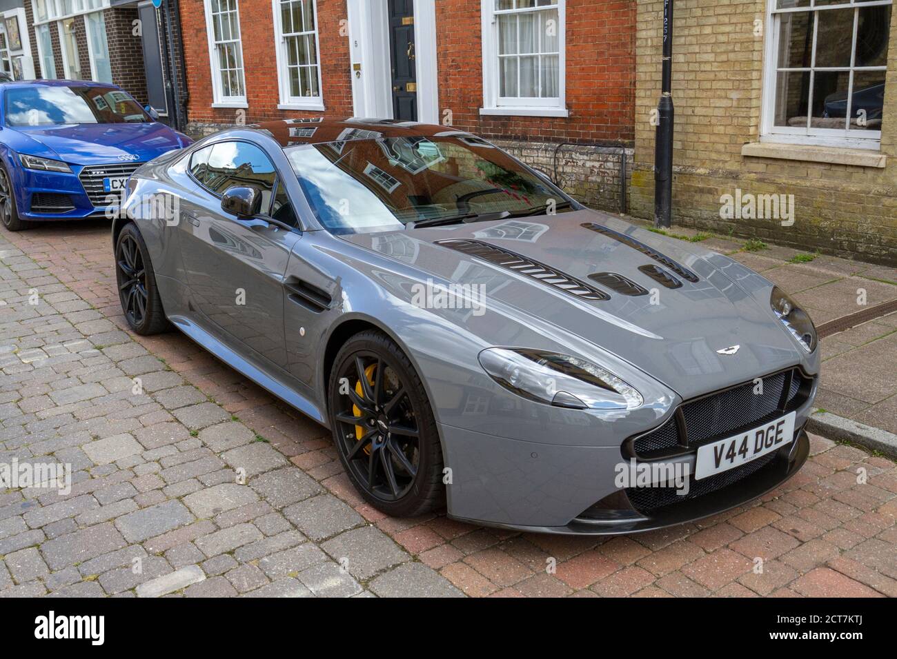 Ein Aston Martin V12 Vantage S parkte an einer Straße in Bury St Edmunds, Suffolk, Großbritannien. Stockfoto