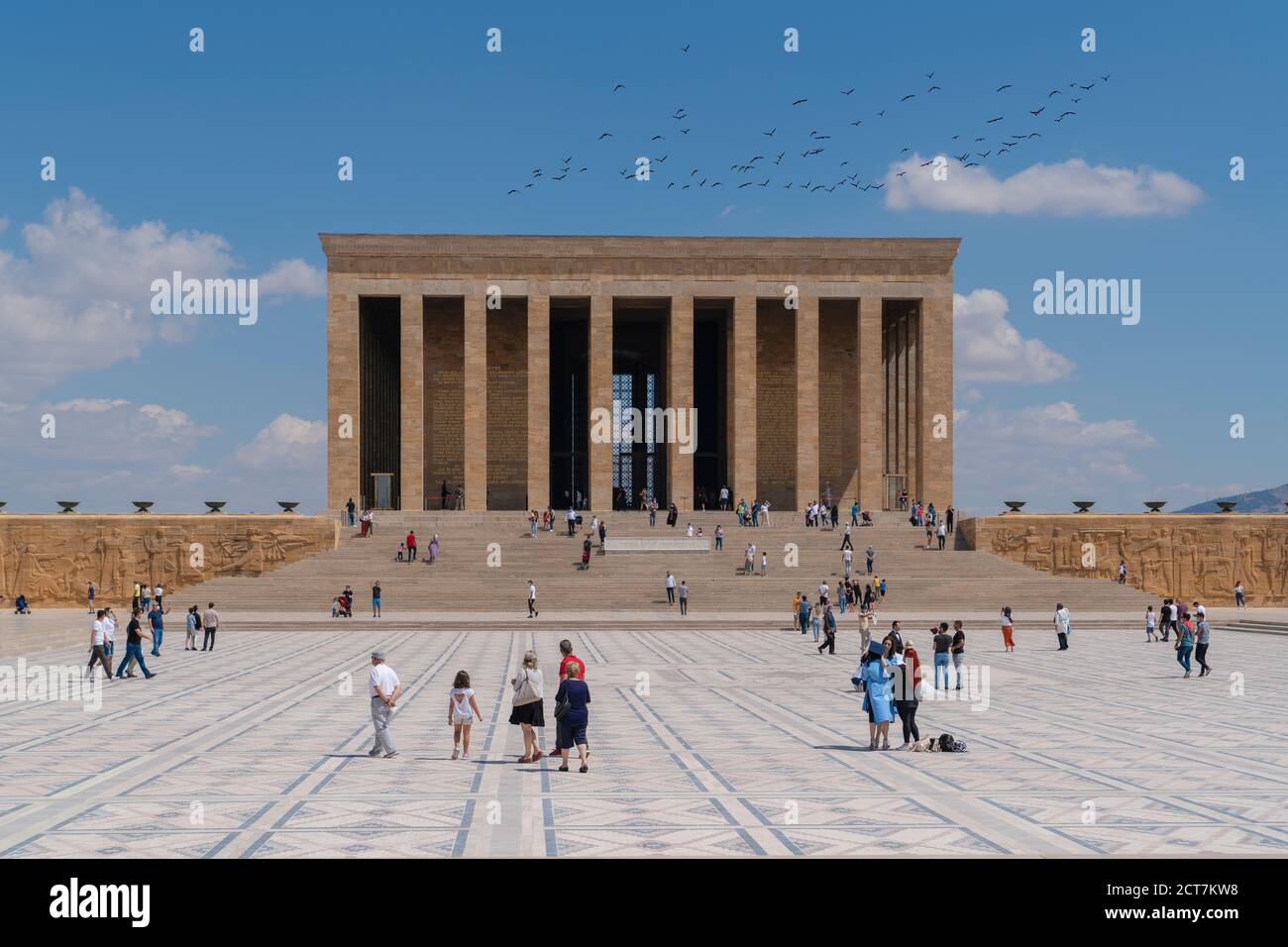 Ankara/Türkei-August 22 2020: Menschen besuchen Anitkabir, Mustafa Kemal Atatürks Mausoleum während der Corona-Pandemie Covid-19 an einem sonnigen Tag. Stockfoto