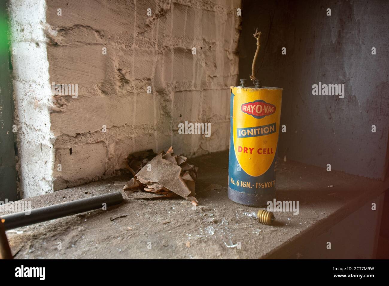 NEWARK, NEW JERSEY - 17. JULI 2020: Eine antike Ray-O-Vac Dry Cell Ignition Battery sitzt im verlassenen Proctors Palace Theatre in Newa vergessen Stockfoto NEWARK, NEW JERSEY - 17. JULI 2020: Eine antike Ray-O-Vac Dry Cell Ignition Battery sitzt im verlassenen Proctors Palace Theatre in Newa vergessen Stockfoto