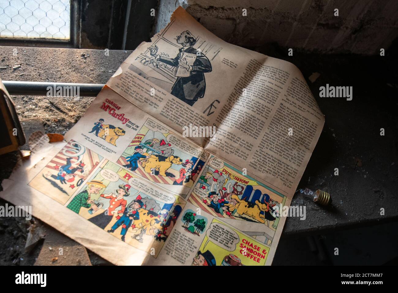 NEWARK, NEW JERSEY - 17. JULI 2020: Eine alte Zeitung sitzt vergessen im verlassenen Proctor's Palace Theater in Newark New Jersey Stockfoto