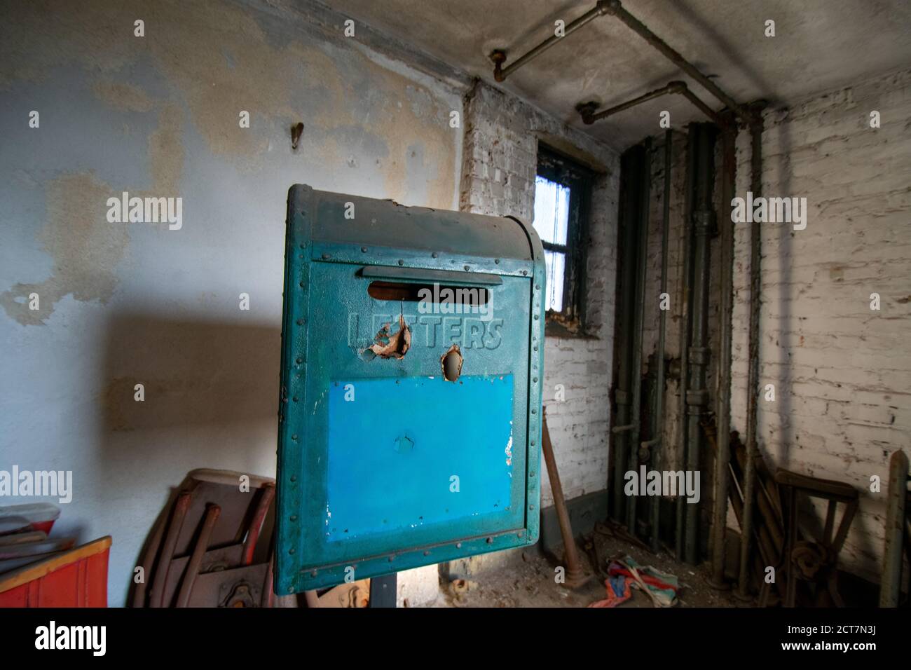 Eine alte blaue Mailbox, die als Prop in einem verwendet wird Verlassene Theater Stockfoto