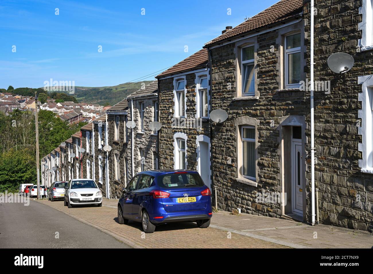 Pontypridd, Wales - September 2020: Traditionelle Reihenhäuser auf dem Graig Hügel in Pontypridd. Stockfoto